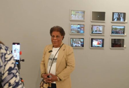 Trabajadores de Telesur visitan la exposición de sus 20 años en el Museo de Bellas Artes