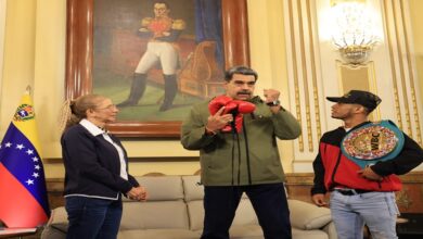 Campeón Mundial de Boxeo Carlos Cañizales homenajeado por el presidente Maduro en Miraflores