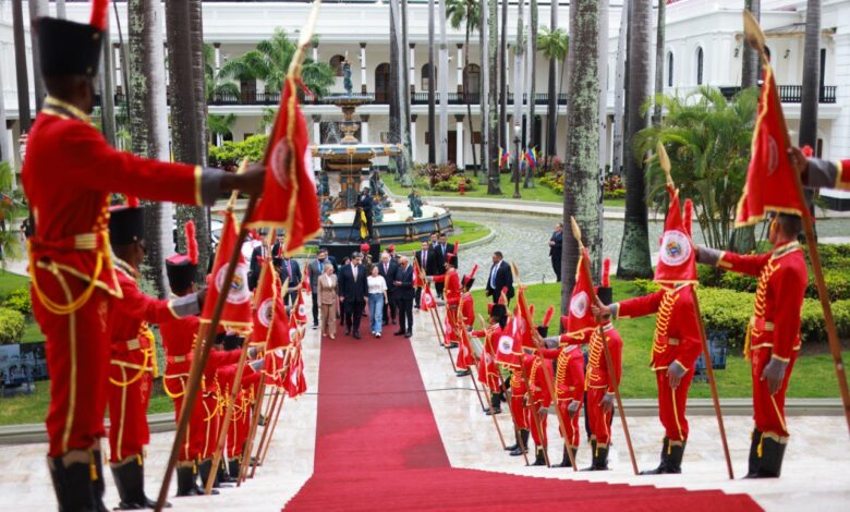 Poder Legislativo recibe al presidente Maduro en acto en defensa de la soberanía de Venezuela