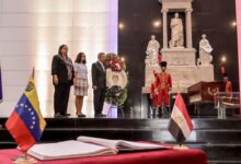 Autoridades venezolanas rinden honores a Bolivia con ofrenda a El Libertador en el Panteón