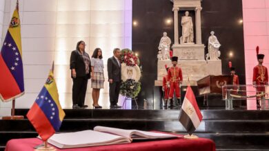 Autoridades venezolanas rinden honores a Bolivia con ofrenda a El Libertador en el Panteón