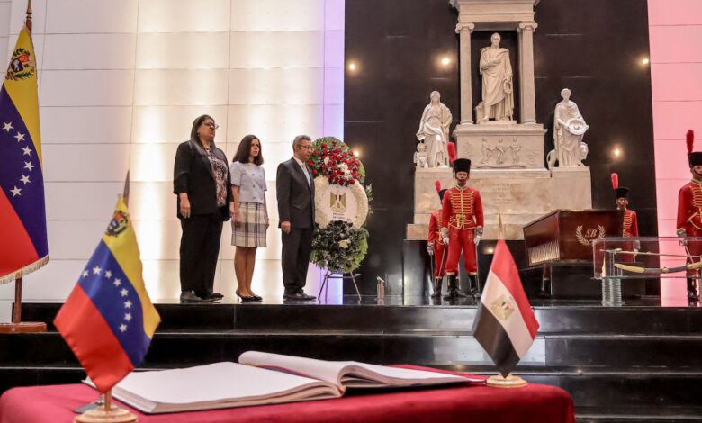 Autoridades venezolanas rinden honores a Bolivia con ofrenda a El Libertador en el Panteón