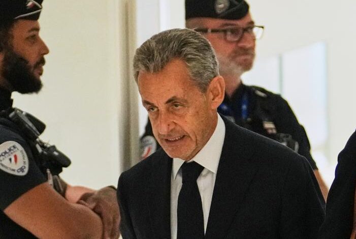Condenan a expresidente Sarkozy a cinco años de prisión