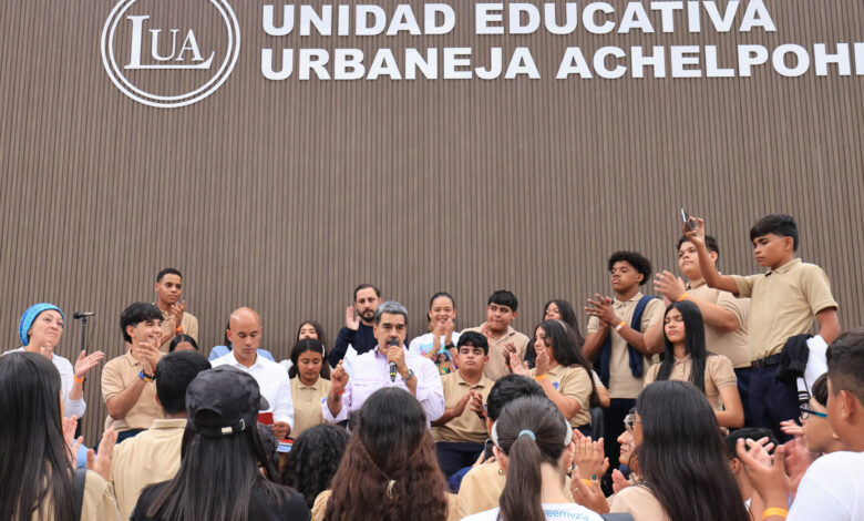Gobierno Bolivariano entrega "de paquete" la Unidad Educativa Urbaneja Achelpohl en Caracas