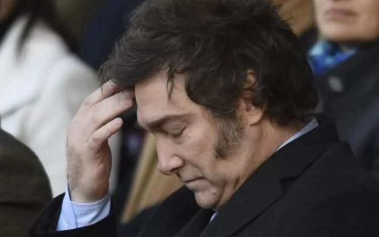 Derrota electoral de Milei golpea economía argentina: todos los indicadores están en rojo