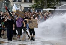 Franceses toman las calles del país bajo el lema "bloqueemos todo"