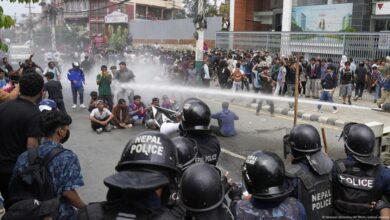 Renuncia primer ministro de Nepal en medio de intensas protestas