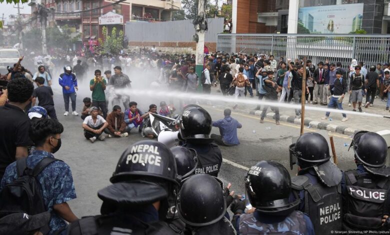 Renuncia primer ministro de Nepal en medio de intensas protestas