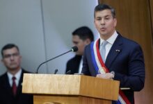 Los 'sobres de poder' con miles de dólares que ponen en aprietos al presidente de Paraguay