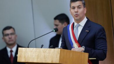 Los 'sobres de poder' con miles de dólares que ponen en aprietos al presidente de Paraguay