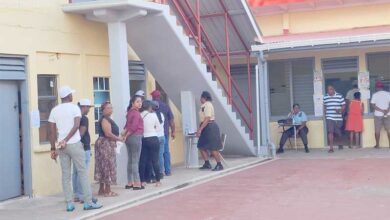 Guyana espera resultados de las elecciones en medio de denuncia de irregularidades