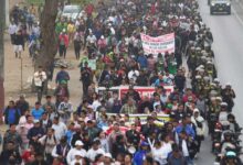 Perú: Manifestantes prenden fuego a las afueras del Parlamento y chocan con la Policía