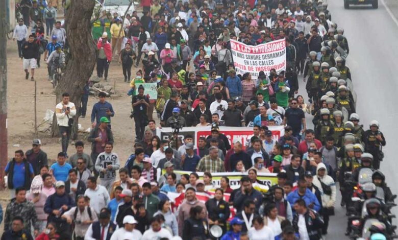 Perú: Manifestantes prenden fuego a las afueras del Parlamento y chocan con la Policía