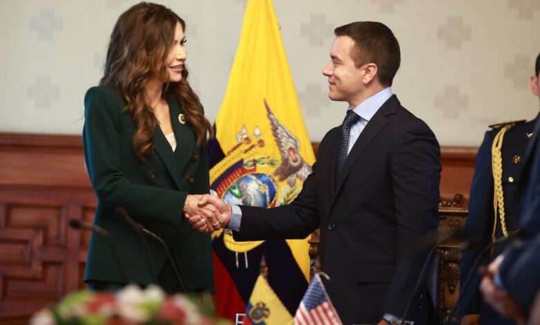 Kristi Noem visita Ecuador en busca de lugares para instalar bases militares de EE.UU.
