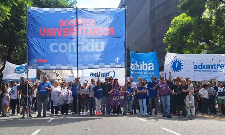 Docentes de 66 universidades públicas de Argentina en paro de 72 horas