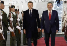 Presidente de Francia llega a México para reunión de trabajo con Sheinbaum