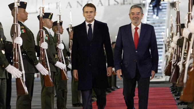 Presidente de Francia llega a México para reunión de trabajo con Sheinbaum