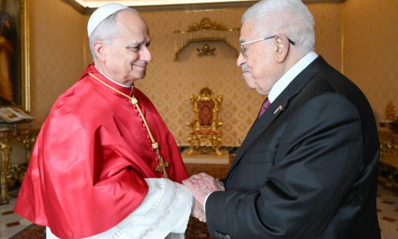 El papa León XIV se reúne por primera vez con el presidente palestino Abás