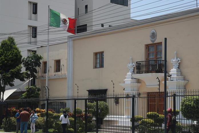 Perú amplía custodia de la embajada de México tras pedido de prisión contra Betssy Chávez