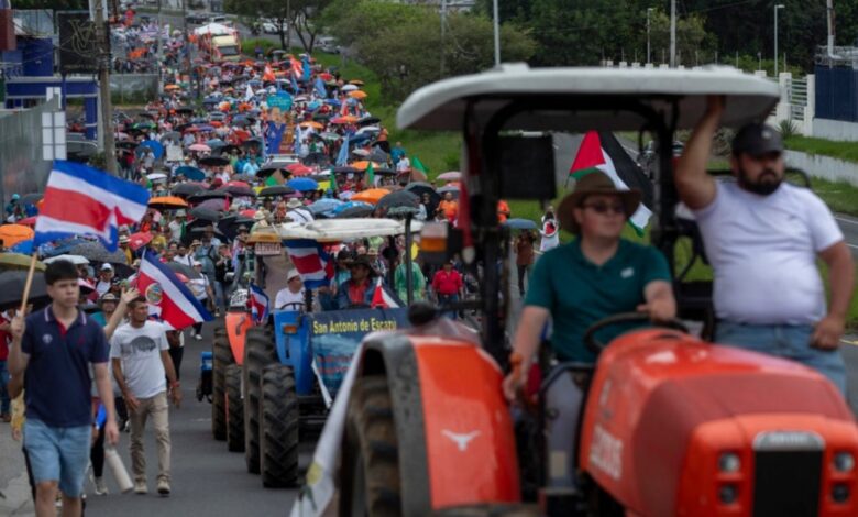 Miles de manifestantes en Costa Rica protestan contra políticas de Rodrigo Chaves