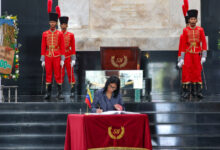 Autoridades honraron al Decreto de Chuquisaca con ofrenda floral en el Panteón