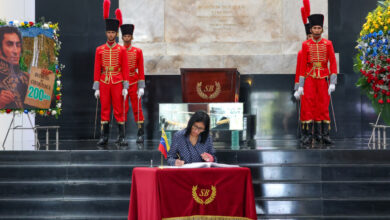 Autoridades honraron al Decreto de Chuquisaca con ofrenda floral en el Panteón