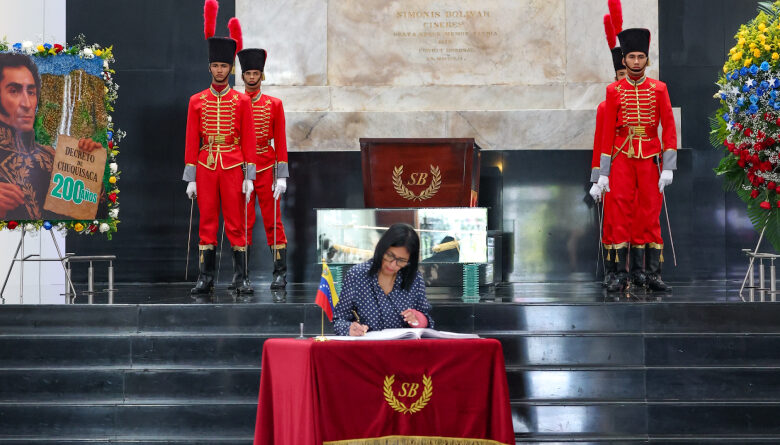 Autoridades honraron al Decreto de Chuquisaca con ofrenda floral en el Panteón