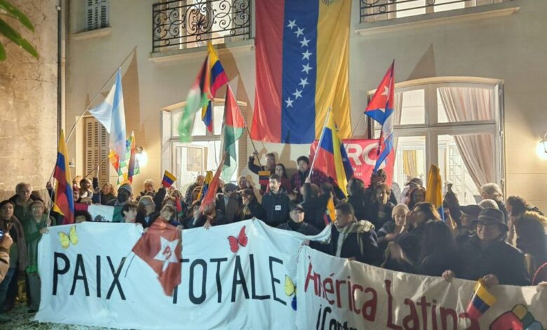Organizaciones políticas y sociales se concentraron en la embajada de Venezuela en París