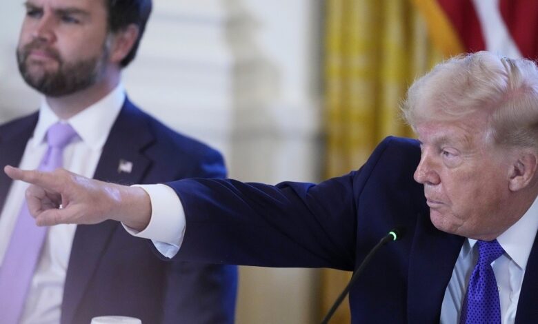 Trump anuncia arancel del 25 % a "cualquier país que haga negocios" con Irán