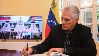 Díaz-Canel firma libro de condolencias por héroes de Cuba y Venezuela