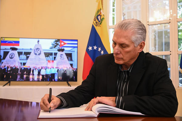 Díaz-Canel firma libro de condolencias por héroes de Cuba y Venezuela