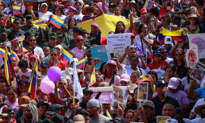 Juventud venezolana marcha en Caracas para exigir retorno del presidente Maduro y Cilia Flores
