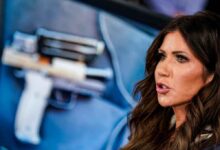 Republicanos y demócratas exigen renuncia de Kristi Noem tras asesinatos en Mineápolis