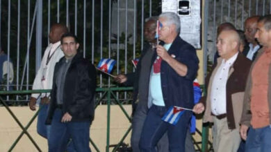 Miles marchan en Cuba con antorchas en rechazo a amenazas de EE.UU.