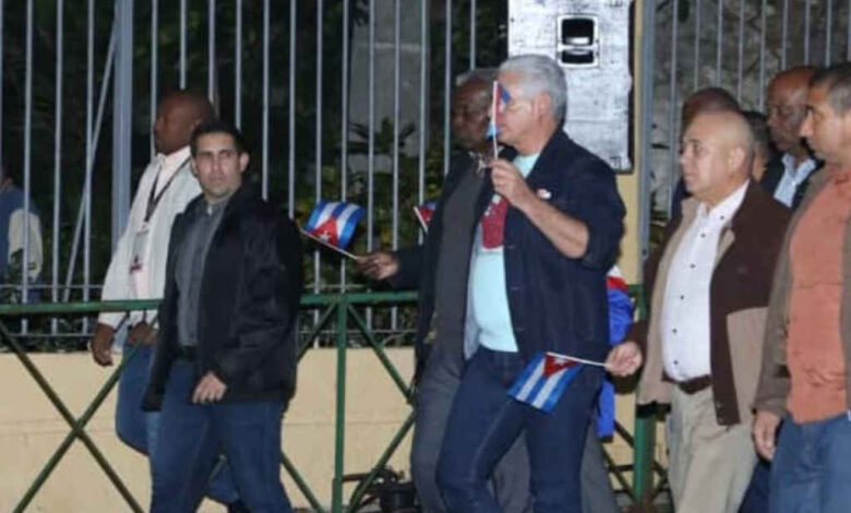 Miles marchan en Cuba con antorchas en rechazo a amenazas de EE.UU.