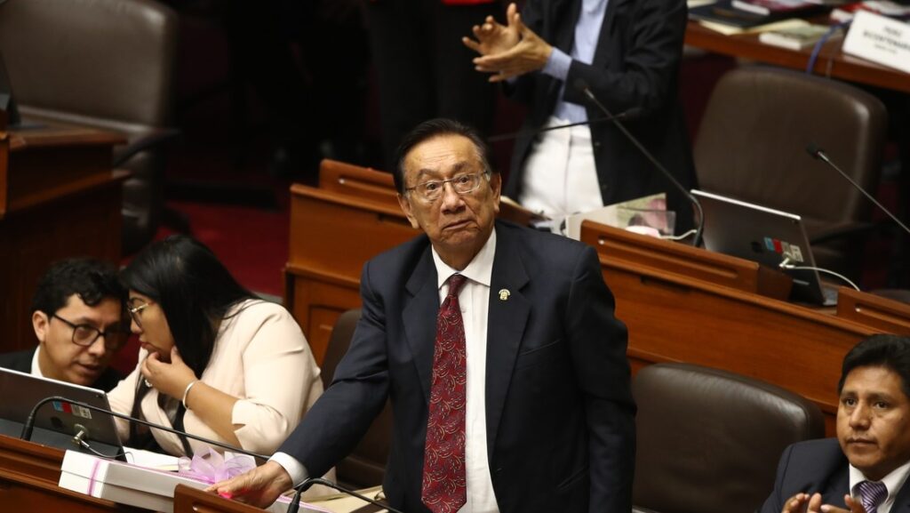 Nuevo presidente de Perú es citado a juicio un día después de ser elegido