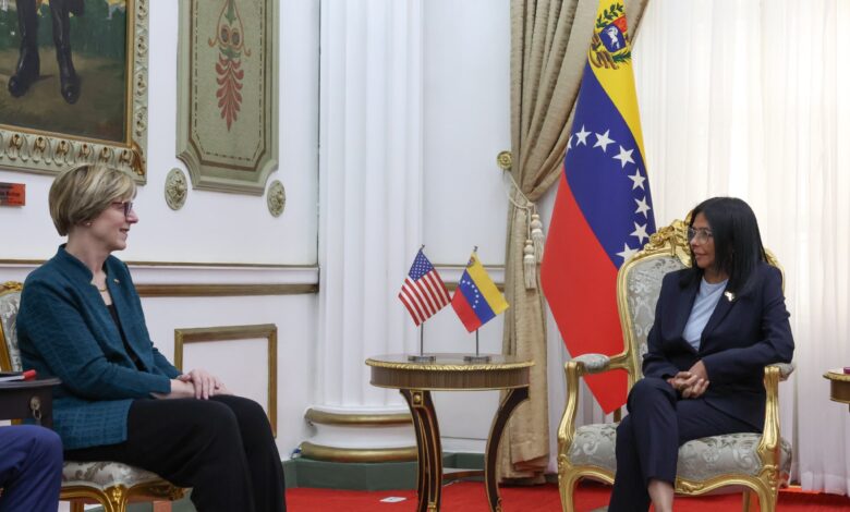 Presidenta (E) Delcy Rodríguez se reunió con Laura Dogu, Encargada de Negocios de EE. UU.