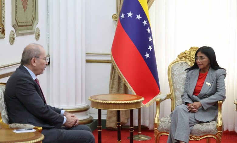 Presidenta (E) Delcy Rodríguez recibió al Canciller de Jordania, Ayman Hussein Al-Safadi