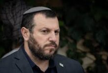 Ministro iza bandera de Israel en Cisjordania