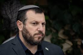 Ministro iza bandera de Israel en Cisjordania