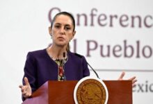 ‎La presidenta Claudia Sheinbaum, anunció un giro estratégico en la investigación del caso Ayotzinapa, incorporando nuevas líneas de trabajo y solicitando asistencia internacional. ‎ Esta iniciativa busca romper el "muro de impunidad" que ha rodeado la desaparición de los 43 normalistas durante más de una década, apostando por una apertura total que permita superar los obstáculos legales y políticos del pasado. ‎ ‎Durante su conferencia matutina, la mandataria destacó que la nueva fiscalía a cargo del caso está implementando métodos de análisis inéditos, con un enfoque prioritario en la valoración técnica de las comunicaciones telefónicas registradas la noche de la tragedia. ‎ ‎Además, se solicitará a la Fiscalía General de la República un informe público sobre un crematorio irregular en Iguala, Guerrero, un sitio clave que fue descartado en etapas previas de la indagatoria. ‎ ‎El Estado mexicano admitió que alcanzar la justicia requiere un impulso renovado de transparencia y rigor científico, lo que hace indispensable la colaboración de expertos extranjeros de alto nivel. ‎ Estos especialistas trabajarán en conjunto con las autoridades locales para el análisis de evidencias forenses complejas y la interpretación de datos que, hasta ahora, no han sido esclarecidos de manera satisfactoria por las instancias nacionales. ‎ ‎Esta decisión responde a la persistente demanda de los familiares de las víctimas, quienes han denunciado años de estancamiento y contradicciones en la antigua versión oficial, conocida como la "Verdad Histórica". ‎ ‎Con este nuevo protocolo de investigación, el objetivo central es ofrecer respuestas fidedignas sobre el paradero de los jóvenes y garantizar que el proceso cuente con la legitimidad técnica necesaria para cerrar esta herida histórica.