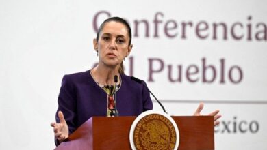 ‎La presidenta Claudia Sheinbaum, anunció un giro estratégico en la investigación del caso Ayotzinapa, incorporando nuevas líneas de trabajo y solicitando asistencia internacional. ‎ Esta iniciativa busca romper el "muro de impunidad" que ha rodeado la desaparición de los 43 normalistas durante más de una década, apostando por una apertura total que permita superar los obstáculos legales y políticos del pasado. ‎ ‎Durante su conferencia matutina, la mandataria destacó que la nueva fiscalía a cargo del caso está implementando métodos de análisis inéditos, con un enfoque prioritario en la valoración técnica de las comunicaciones telefónicas registradas la noche de la tragedia. ‎ ‎Además, se solicitará a la Fiscalía General de la República un informe público sobre un crematorio irregular en Iguala, Guerrero, un sitio clave que fue descartado en etapas previas de la indagatoria. ‎ ‎El Estado mexicano admitió que alcanzar la justicia requiere un impulso renovado de transparencia y rigor científico, lo que hace indispensable la colaboración de expertos extranjeros de alto nivel. ‎ Estos especialistas trabajarán en conjunto con las autoridades locales para el análisis de evidencias forenses complejas y la interpretación de datos que, hasta ahora, no han sido esclarecidos de manera satisfactoria por las instancias nacionales. ‎ ‎Esta decisión responde a la persistente demanda de los familiares de las víctimas, quienes han denunciado años de estancamiento y contradicciones en la antigua versión oficial, conocida como la "Verdad Histórica". ‎ ‎Con este nuevo protocolo de investigación, el objetivo central es ofrecer respuestas fidedignas sobre el paradero de los jóvenes y garantizar que el proceso cuente con la legitimidad técnica necesaria para cerrar esta herida histórica.