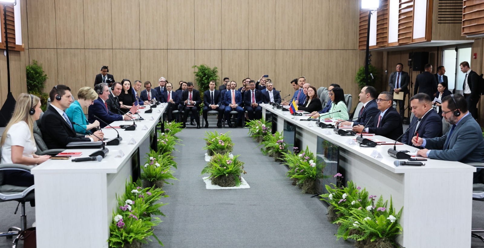 Presidenta encargada encabezó firma de acuerdos de cooperación con Shell