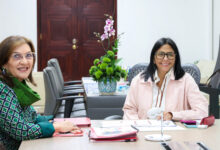 Presidenta (E) Delcy Rodríguez sostiene reunión estratégica con Ministra del Transporte