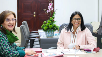 Presidenta (E) Delcy Rodríguez sostiene reunión estratégica con Ministra del Transporte