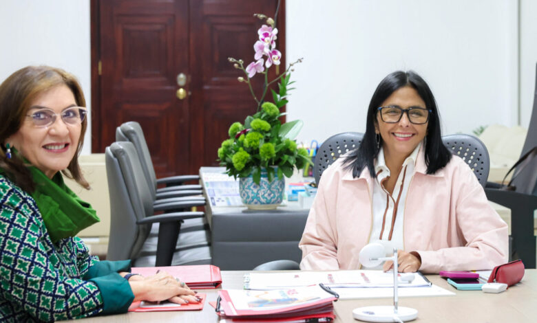 Presidenta (E) Delcy Rodríguez sostiene reunión estratégica con Ministra del Transporte