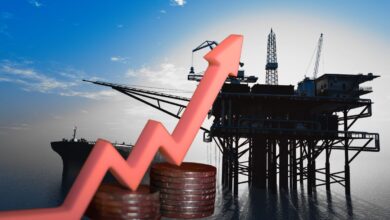 Precios del petróleo cierran con el mayor repunte mensual, en plena escalada contra Irán