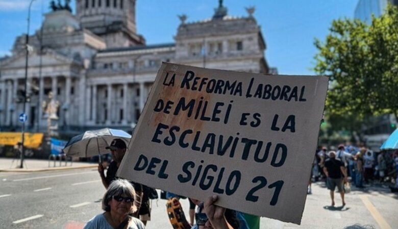 Milei promulga reforma laboral en medio de rechazo de trabajadores