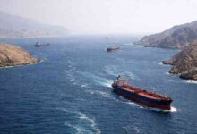 Teherán, 13 de abril. Irán sostuvo que la aproximación de cualquier buque militar al estrecho de Ormuz se considerará un acto de violación del alto el fuego y enfrentará una respuesta “contundente”, al revirar la amenaza del presidente de Estados Unidos, Donald Trump, al tiempo que aseguró mantener “control total” sobre la estratégica vía marítima por la que circula aproximadamente 20 por ciento del petróleo consumido a escala mundial, abierta por la república islámica únicamente a la navegación civil. ‎ ‎“La armada del Cuerpo de la Guardia Revolucionaria Islámica (CGRI) declara que, contrariamente a las falsas afirmaciones de algunos funcionarios enemigos, el estrecho de Ormuz se encuentra bajo control y gestión inteligentes, abierto al paso pacífico de embarcaciones no militares de conformidad con las regulaciones específicas, y cualquier embarcación militar que intente acercarse al estrecho de Ormuz bajo cualquier pretexto o excusa será considerada una violación del alto el fuego y será tratada con severidad y contundencia”, indicó en un comunicado a la cadena Press Tv, en respuesta a las más recientes amenazas de Trump. ‎ ‎La advertencia iraní se produce después de que el republicano dijo ayer que bloqueará el estrecho de Ormuz y que retirará las minas colocadas por Irán en la zona, luego de que las negociaciones en Pakistán concluyeron este fin de semana sin un acuerdo de paz. ‎ ‎El presidente iraní, Massoud Pezeshkian, reiteró la disposición a un pacto “justo y equilibrado”, incluso con referencias religiosas al desear que “Alá dé fuerzas” a los negociadores, pero condicionó cualquier avance a que Estados Unidos respete los derechos de su país. ‎ ‎Pezeshkian aseveró en la red social X: “Si el gobierno estadunidense abandona su totalitarismo y respeta los derechos de la nación iraní, sin duda se encontrarán maneras de llegar a un acuerdo. Felicito a los miembros del equipo negociador, especialmente a mi querido hermano, el doctor Qalibaf, y les digo: Que Dios les dé fuerzas”. ‎ ‎El jefe del Parlamento, Mohamad Baqer Qalibaf, endureció el tono: advirtió que Irán no cederá ante amenazas y que, de ser puesto a prueba nuevamente, dará “una lección aún mayor”, al subrayar que Washington fue “incapaz” de ganarse la confianza de Teherán. ‎ ‎Burlas por nuevo bloqueo ‎ ‎En paralelo, las embajadas iraníes en Austria, Ghana, Zimbabue y Sierra Leona publicaron mensajes sarcásticos con burlas de lo que describieron como la incapacidad estadunidense para reabrir el estrecho que Irán ya bloqueó desde el comienzo de la guerra: “un bloqueo bloquea, no abre”, y aclararon a Washington que el uso pacífico de la energía nuclear no equivale a la posesión de una bomba atómica, lo que vulnera derechos internacionales. ‎ ‎La embajada iraní en Austria aclaró que desde que abandonaron Islamabad, el presidente de Estados Unidos y su equipo han repetido constantemente una misma frase en sus discursos: “Irán no debería tener una bomba nuclear”. Dos puntos requieren aclaración: 1. Irán fue el primer país en declarar reiterada y enfáticamente que no busca desarrollar un arma nuclear de ningún tipo. 2. Estados Unidos confunde deliberadamente el “uso pacífico de la energía nuclear” con la posesión de una “bomba nuclear”. Esta confusión es sumamente peligrosa para todos los estados miembros del TNP (Tratado sobre la No Proliferación de Armas Nucleares) y vulnera su derecho legítimo e inherente al uso pacífico de la energía nuclear. ‎ ‎Por su parte, la representación iraní en Ghana se burló de la estrategia de Trump, al señalar que tras amenazas y negociaciones fallidas ahora pretende bloquear un estrecho que, según afirmó, Irán ya controla, ironizando que Washington estaría “haciendo el trabajo” de Teherán. ‎ ‎En la misma línea, la embajada en Sierra Leona calificó de “indigno” al adversario estadunidense, por no poder escribir bien el nombre del ex líder supremo de Irán, Ali Jamenei, mientras la misión en Zimbaue lanzó una crítica simbólica al insistir en que “cada golfo tiene un nombre, como el Golfo de México y, por supuesto el Pérsico”. ‎ ‎Fuente: La Jornada