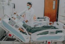 Ecuador: Noboa busca despedir entre 900 a 1.200 profesionales de la salud